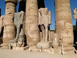 Louxor Temple Cour Ramses 2 0035